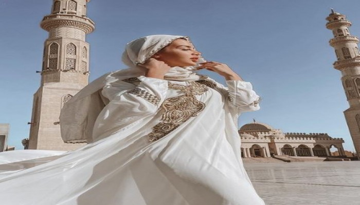 راقصة روسية تلتقط صورا في مسجد مصري